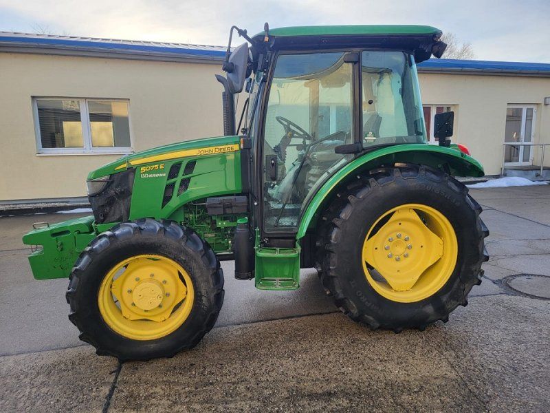 John Deere 5075E
