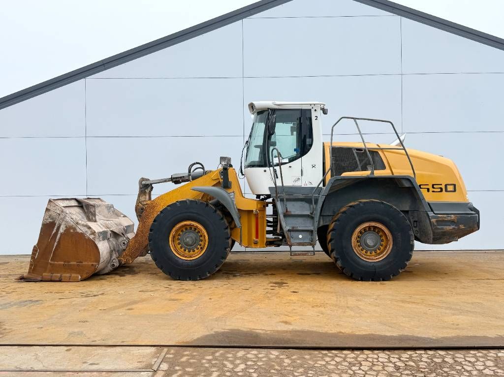 Liebherr L550 - Automatic Greasing / Good Tyres!
