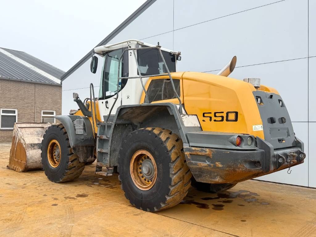 Liebherr L550 - Automatic Greasing / Good Tyres!