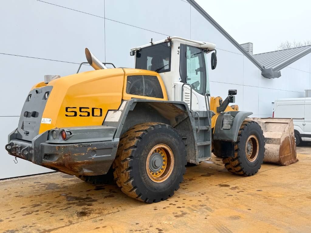 Liebherr L550 - Automatic Greasing / Good Tyres!