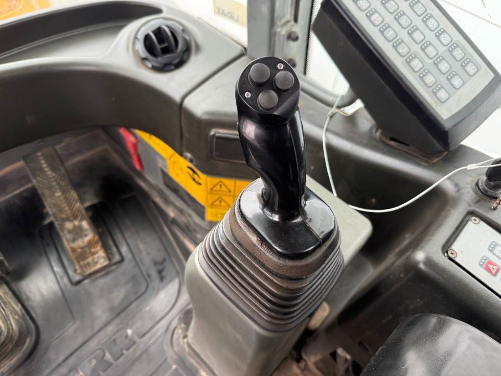 Liebherr L550 - Automatic Greasing / Good Tyres!