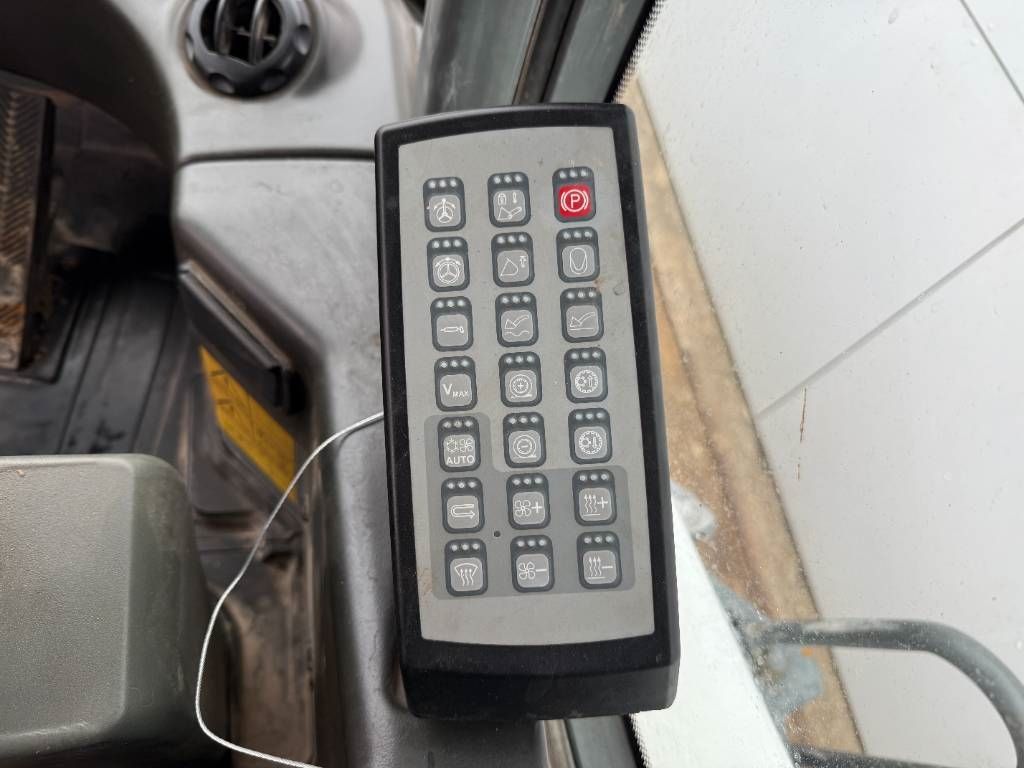 Liebherr L550 - Automatic Greasing / Good Tyres!