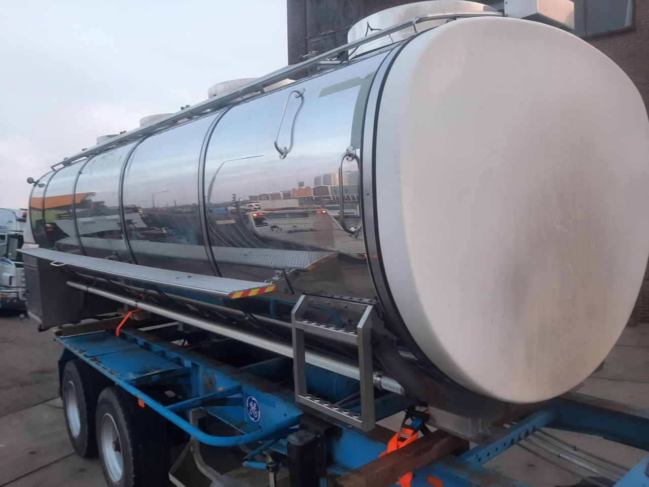 Veenhuis tank op renders ahw. + tank op slede rvs. los + floor