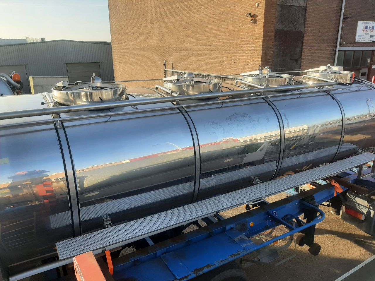 Veenhuis tank op renders ahw. + tank op slede rvs. los + floor