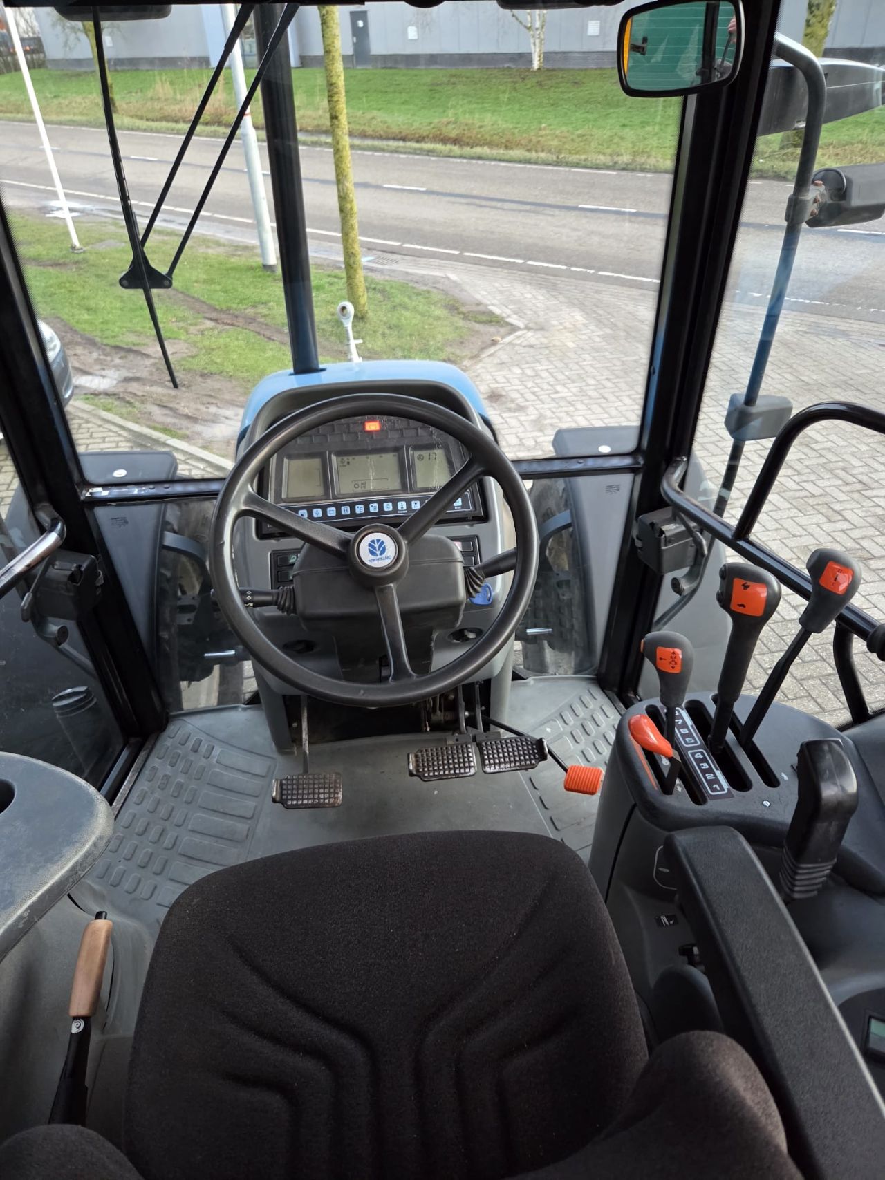 NEW HOLLAND TS110 TREKKER MET FRONTHEF SAUTER EN PTO