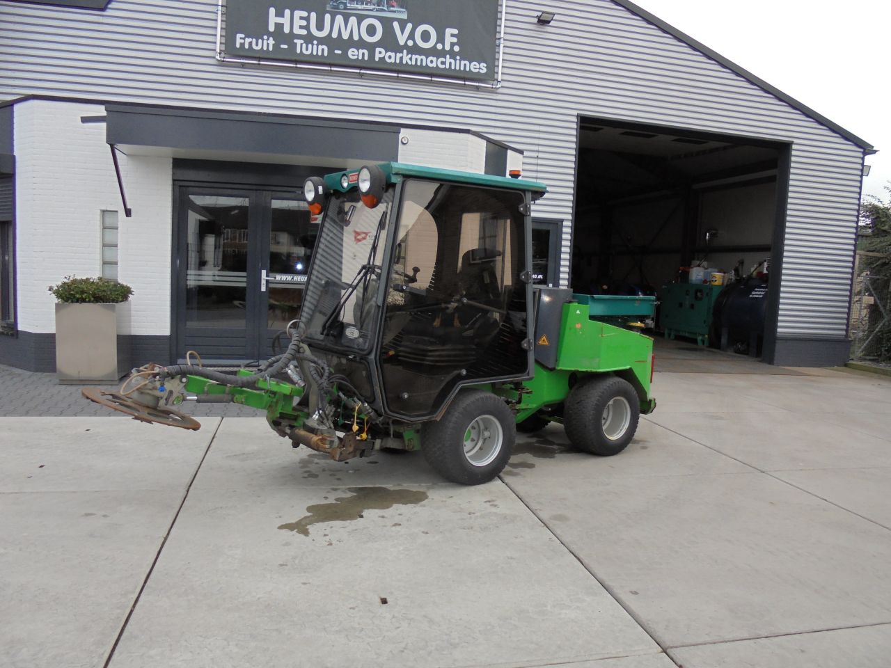 Nimos met onkruidborstel