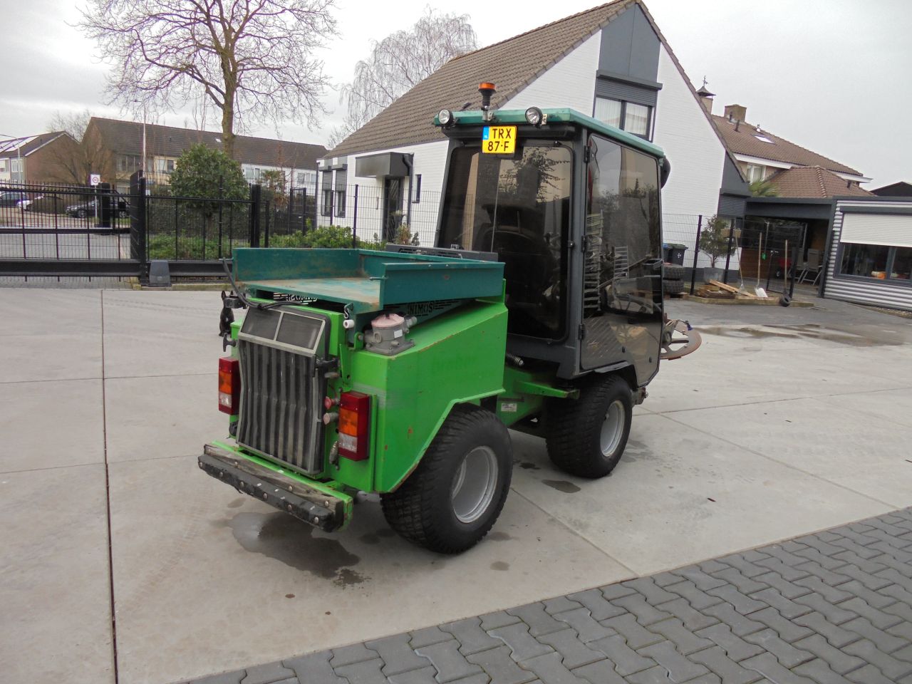 Nimos met onkruidborstel