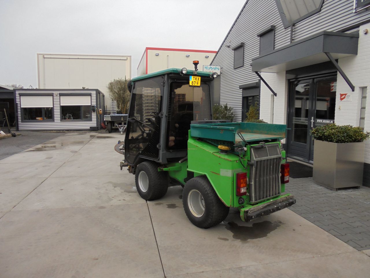 Nimos met onkruidborstel