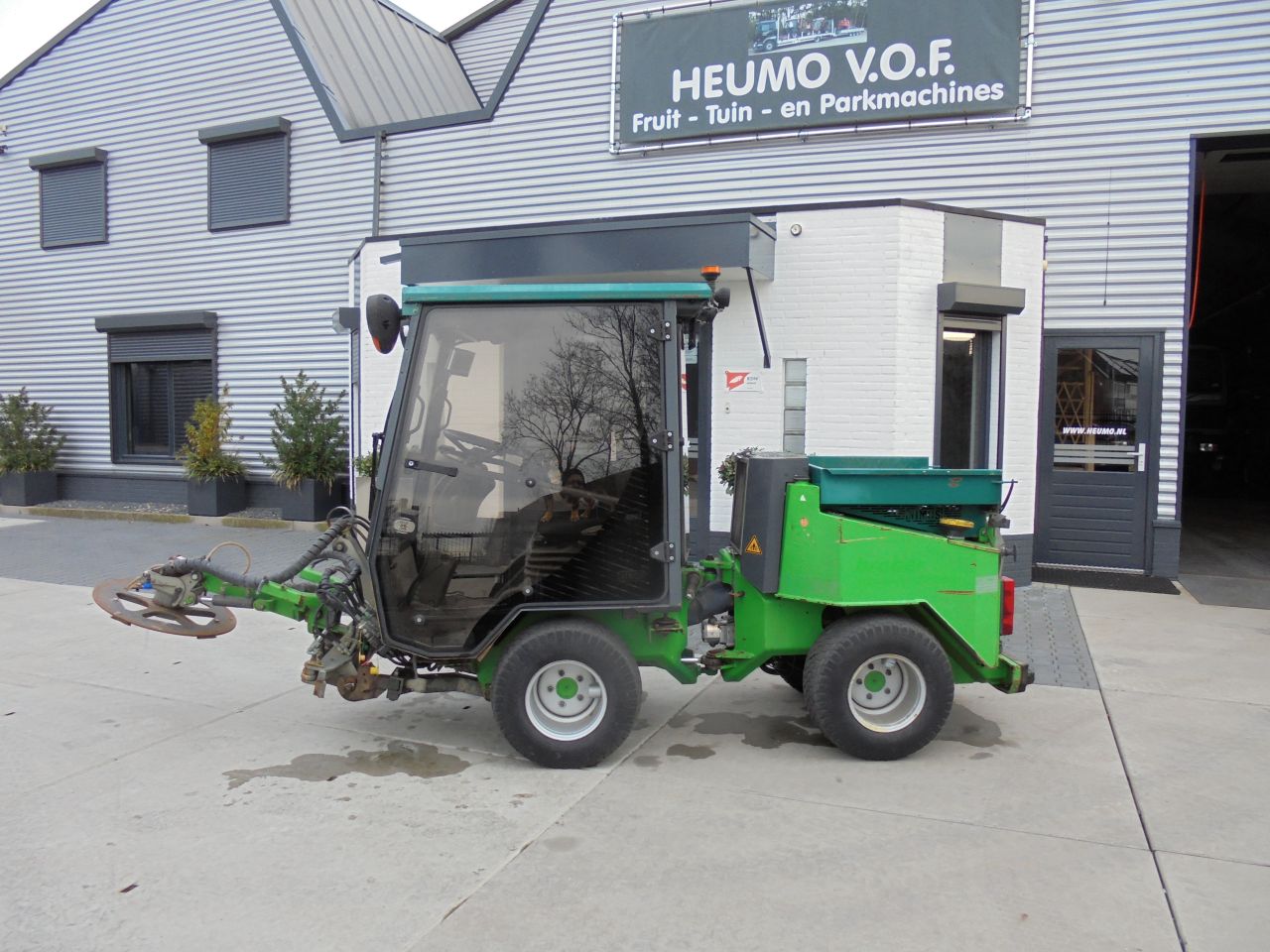 Nimos met onkruidborstel