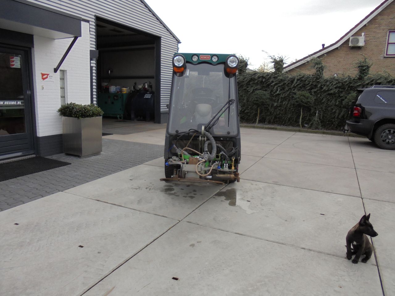 Nimos met onkruidborstel