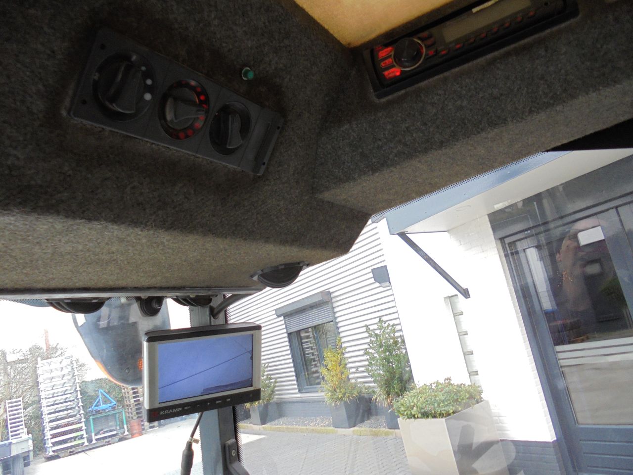 Nimos met onkruidborstel