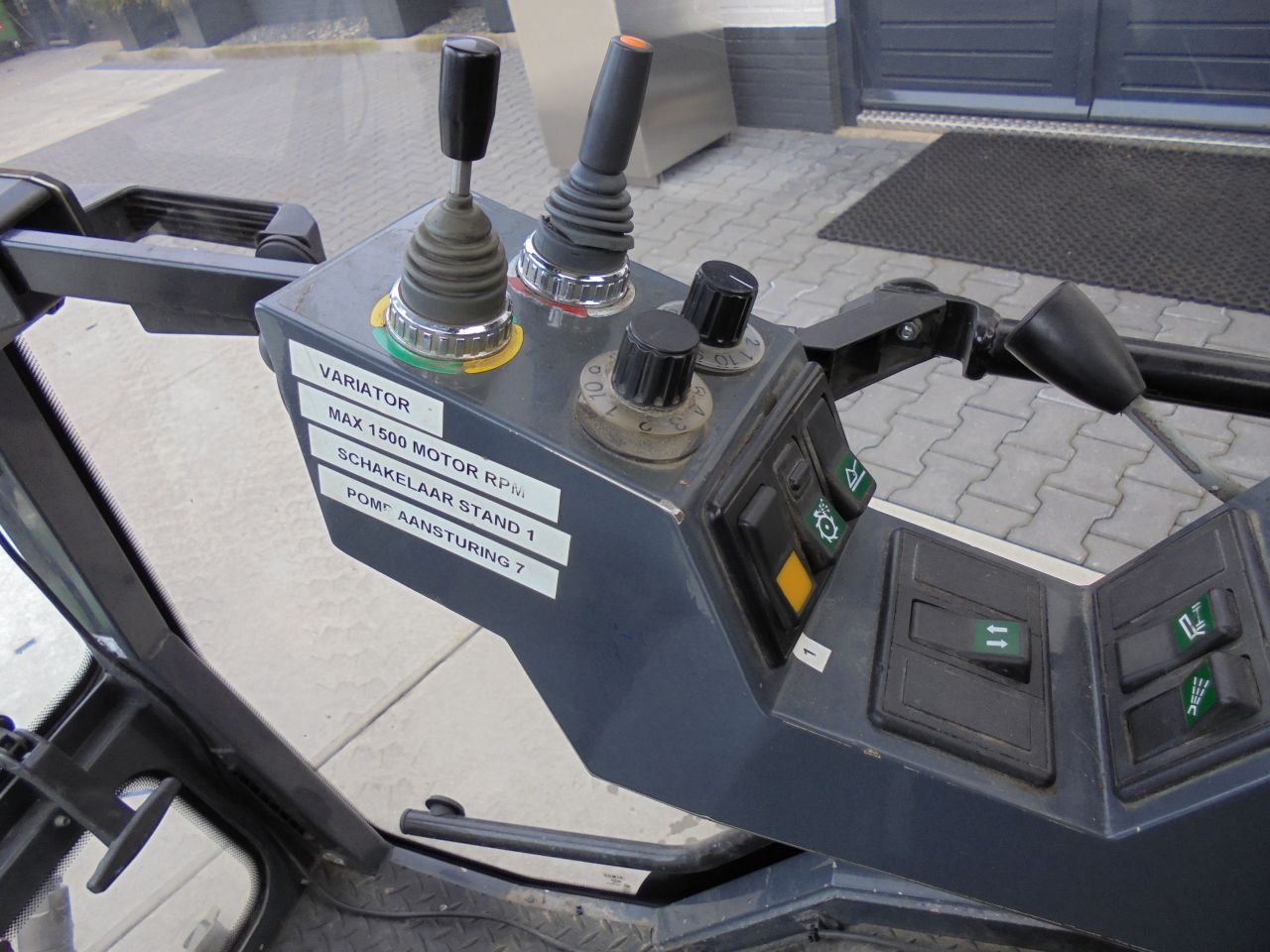 Nimos met onkruidborstel