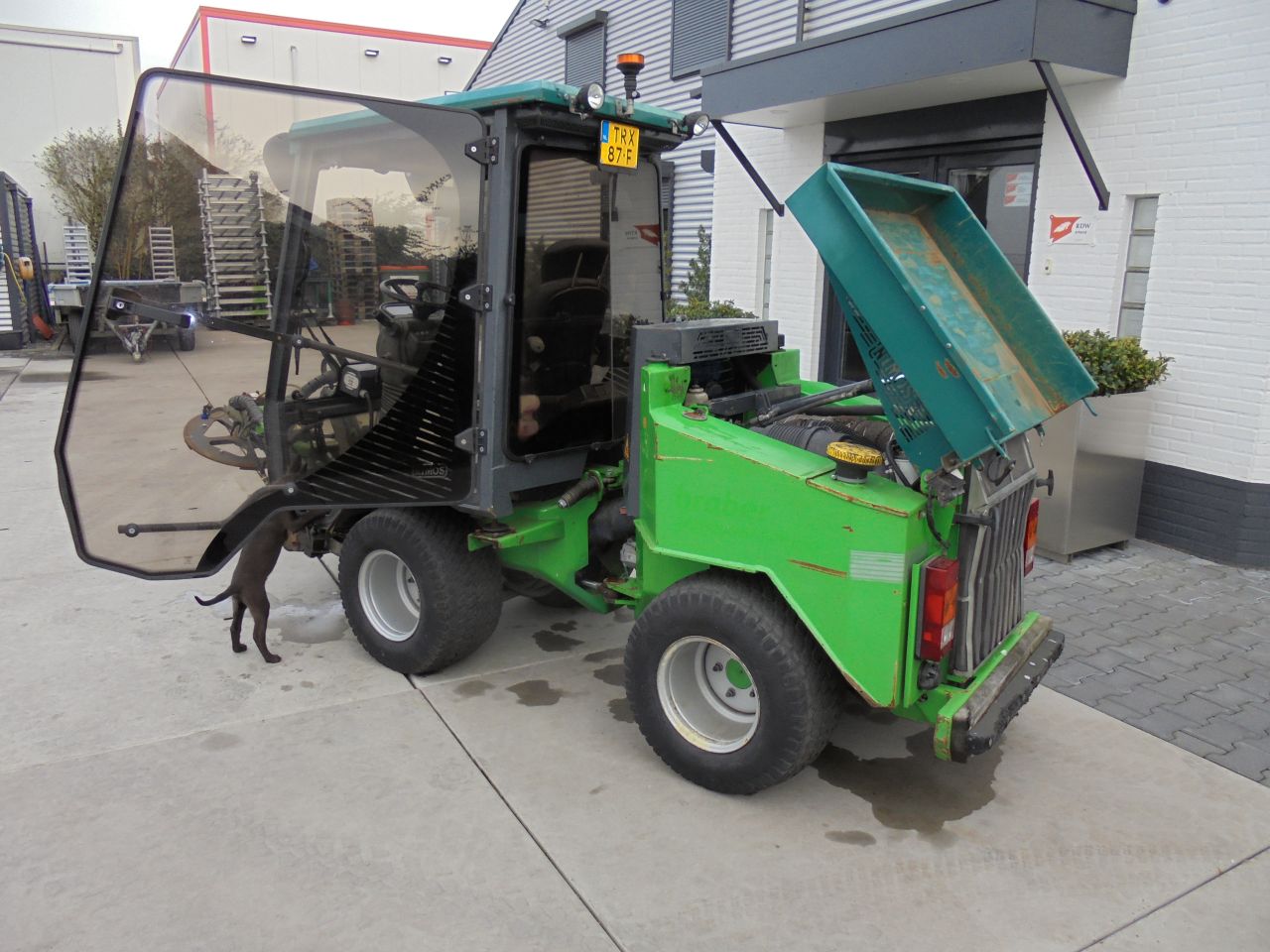 Nimos met onkruidborstel