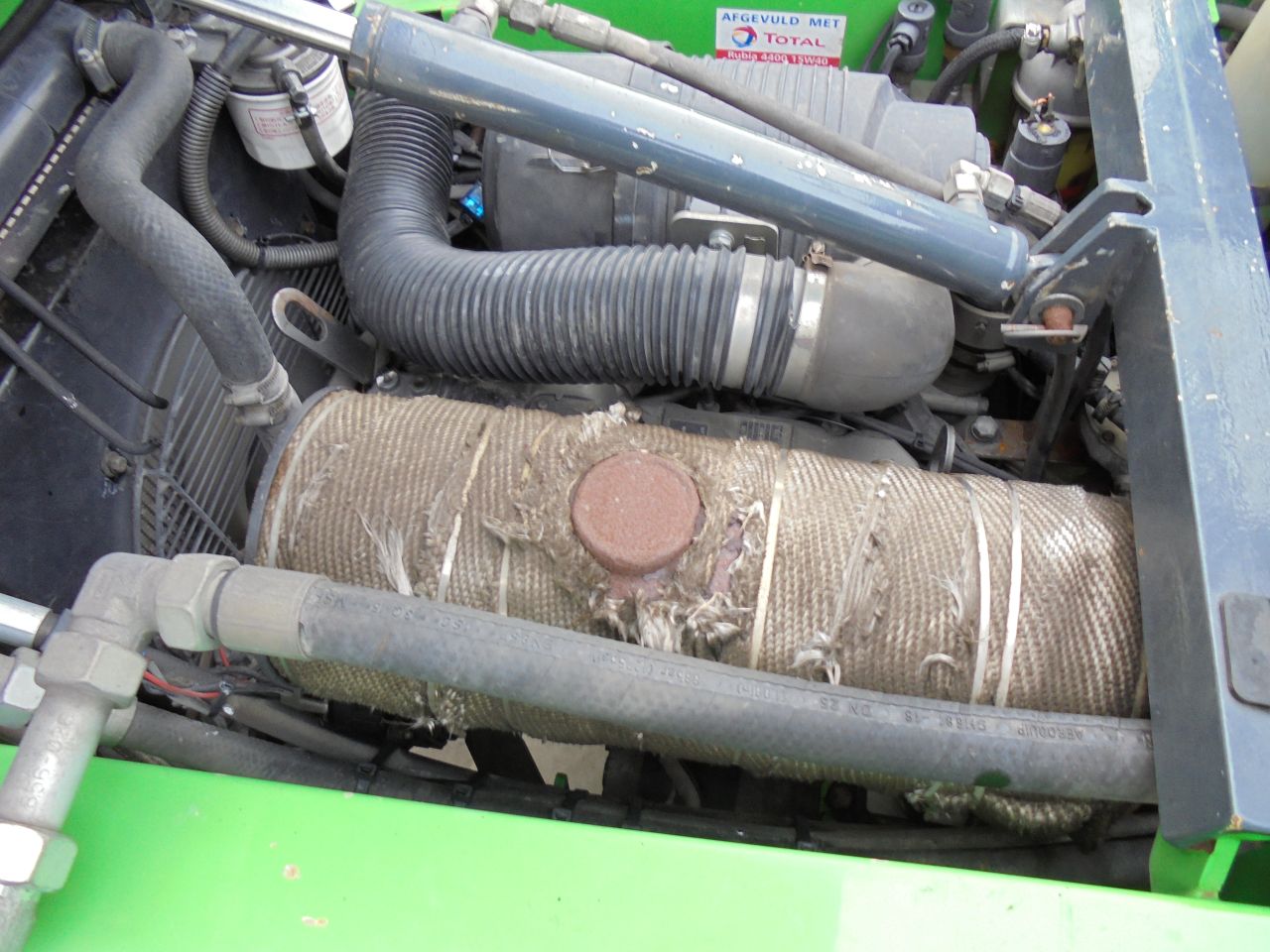 Nimos met onkruidborstel