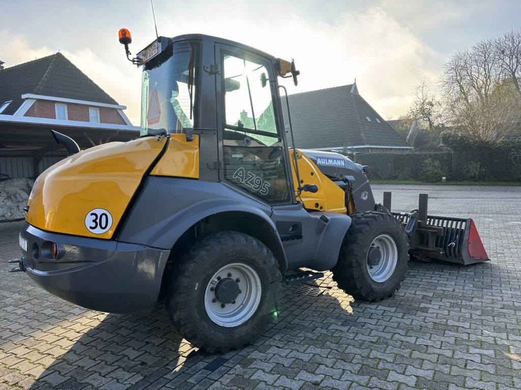 Ahlmann AZ95 met Bak en Lepels.