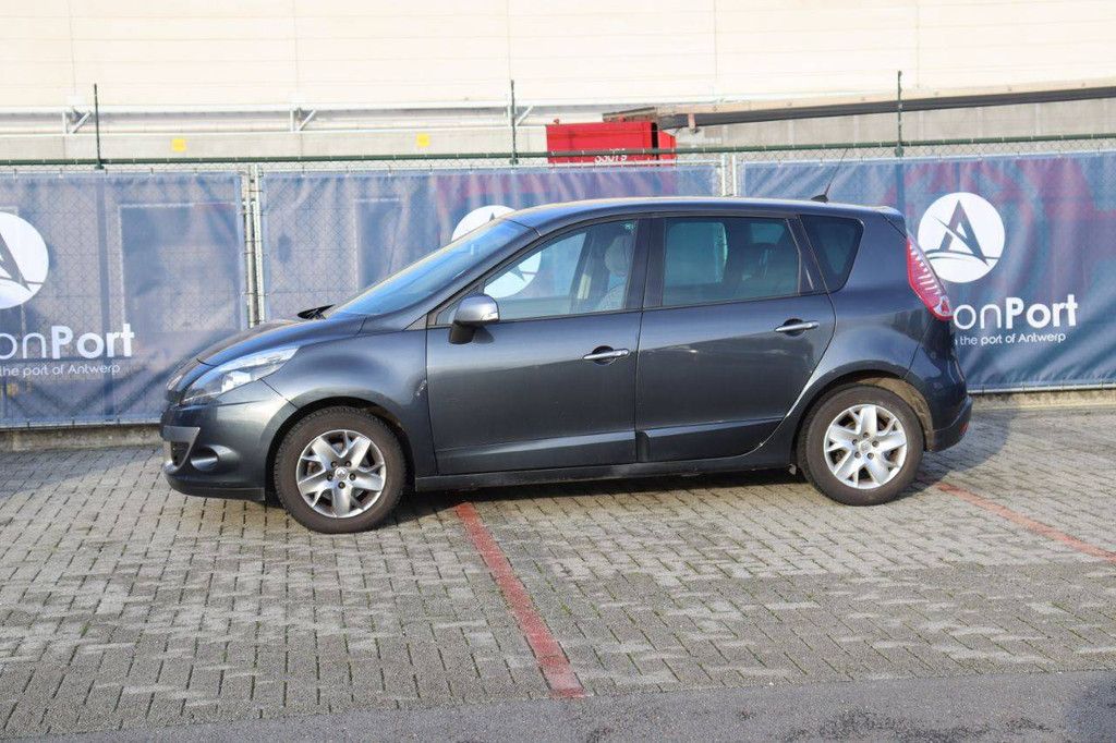 Passenger car Renault Scenic dCi Diesel 130 hp 2012 (Margin)