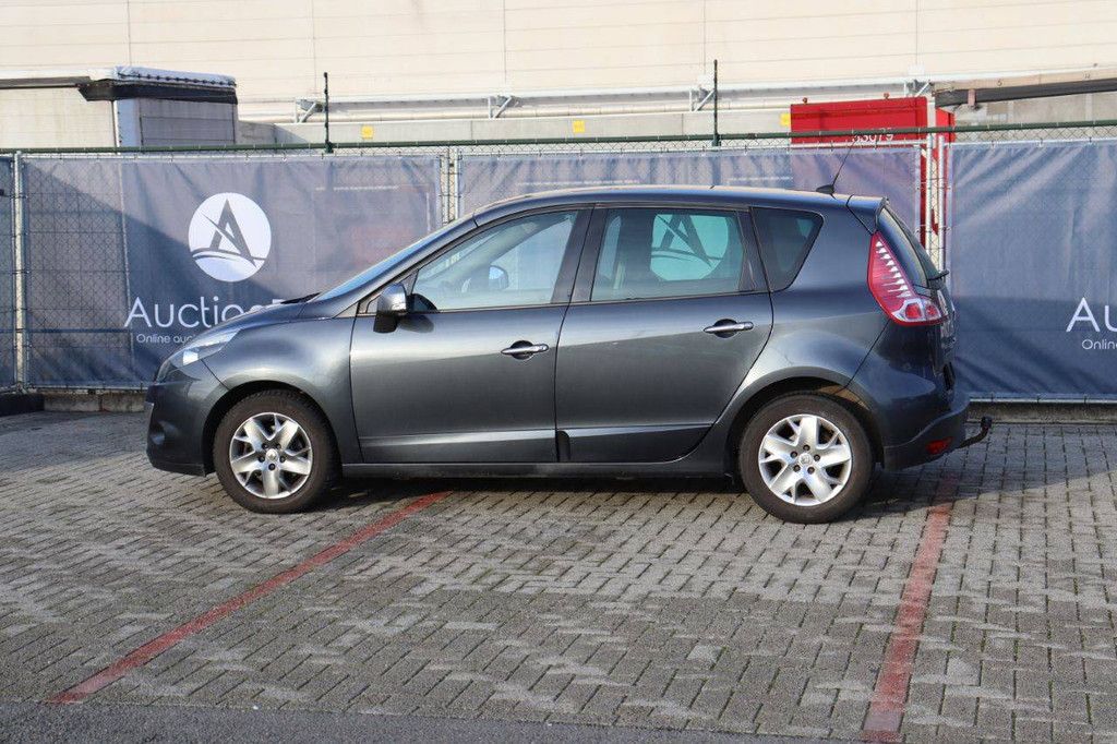 Passenger car Renault Scenic dCi Diesel 130 hp 2012 (Margin)
