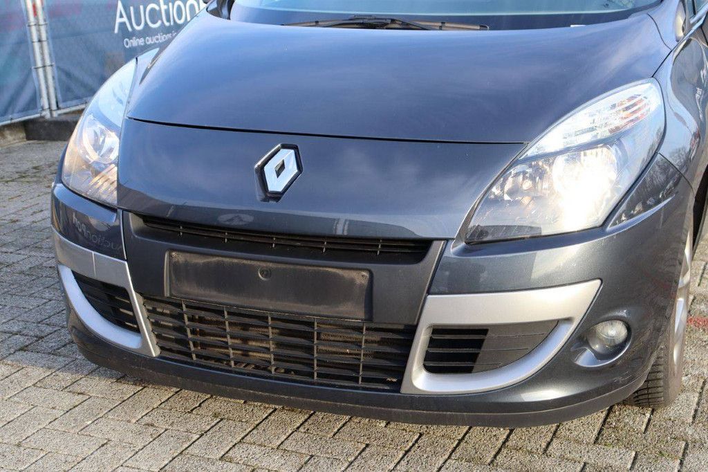 Passenger car Renault Scenic dCi Diesel 130 hp 2012 (Margin)