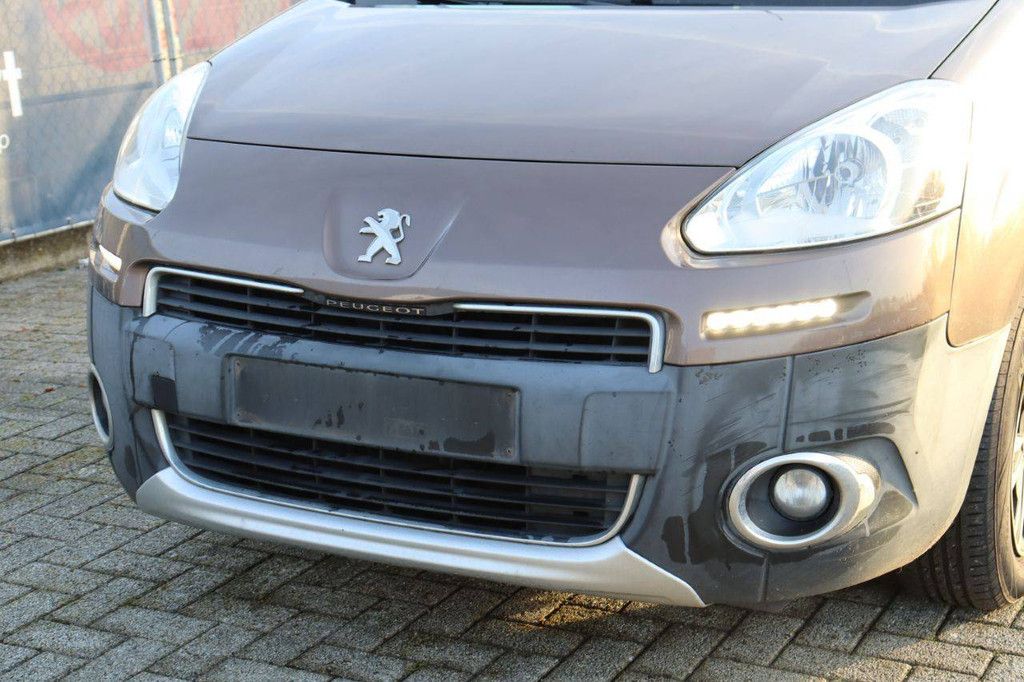 Passenger car Peugeot Partner Tepee Petrol 98 hp 2015 (Margin)