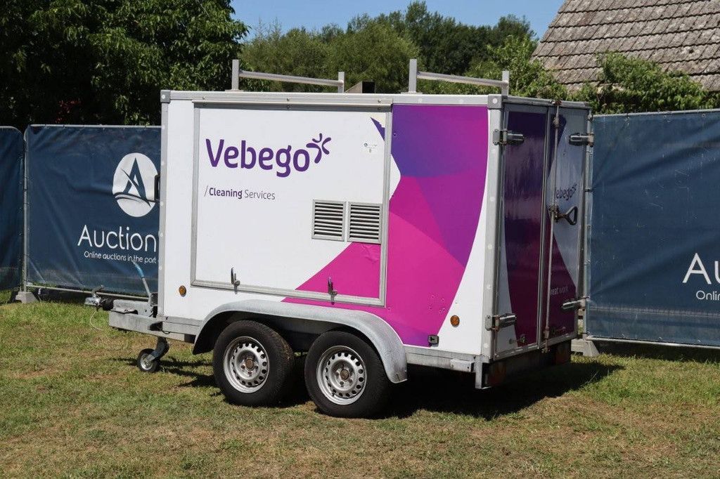 Geschlossener Anhänger mit Hochdruckreiniger VEM B1 VAR F 2010