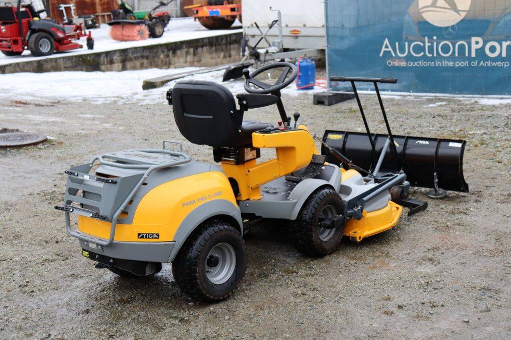 Stiga Park Pro 21 4WD Benzin-Aufsitzmäher 14,7 kW 2017