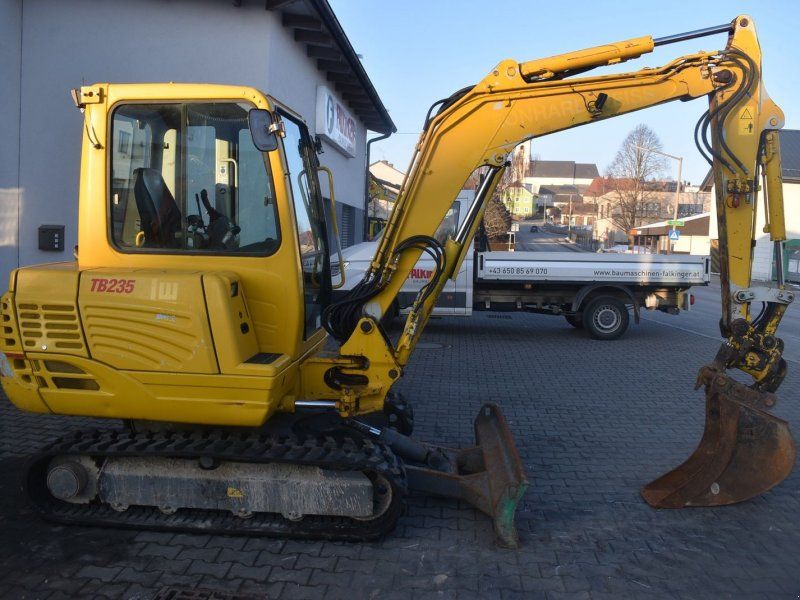 Takeuchi TB235 mit Powertilt