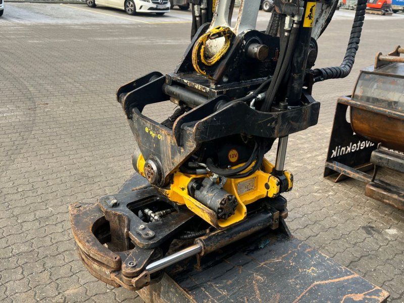 Takeuchi TB295W Aftageligt Engcon Centralsmørring og skovlpakke.