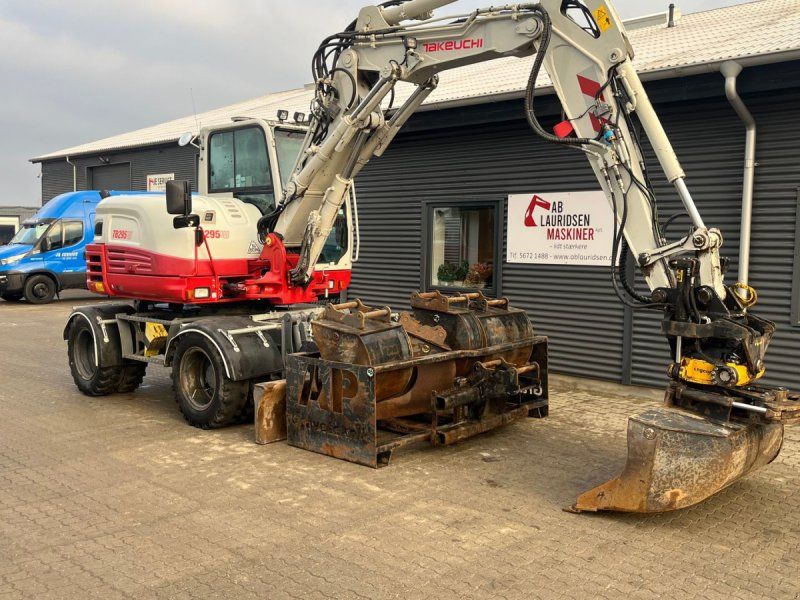 Takeuchi TB295W Aftageligt Engcon Centralsmørring og skovlpakke.