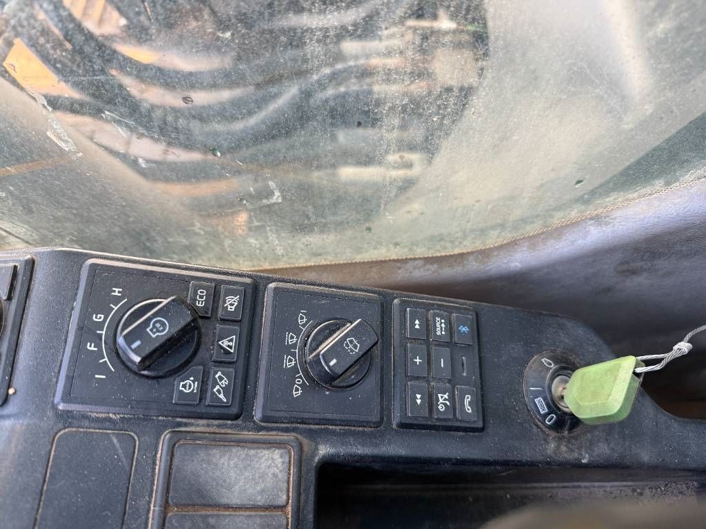 Volvo EC380EL - Quick Coupler / Hammer Lines