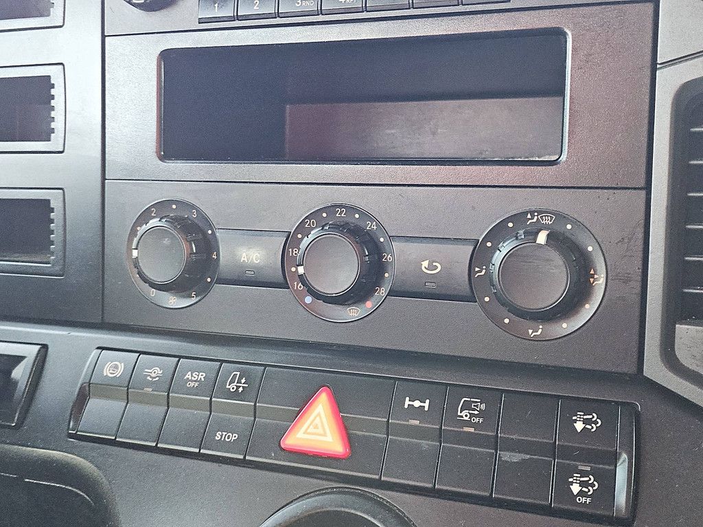 MERCEDES-BENZ ANTOS 1824