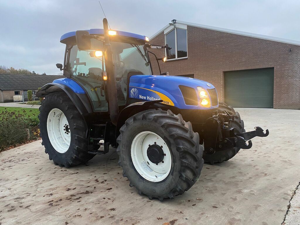 New Holland TS125A tractor