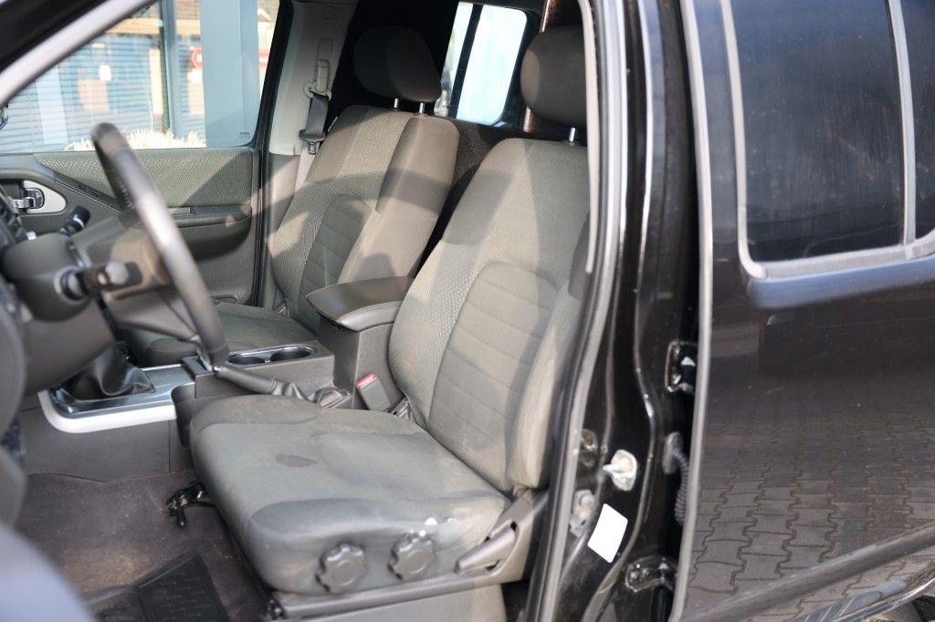 Nissan Navara 2.5 DCI DUBBEL CABINE 2 SITZ 4WD VAN