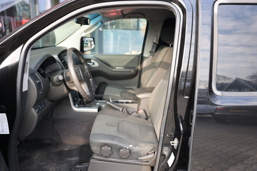 Nissan Navara 2.5 DCI DUBBEL CABINE 2 SITZ 4WD VAN