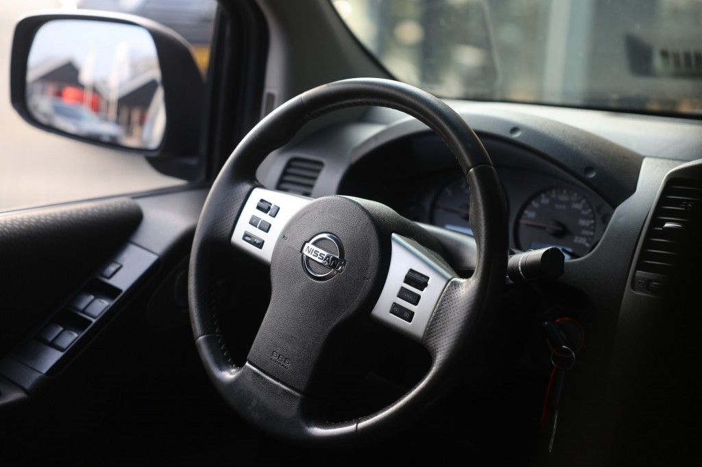 Nissan Navara 2.5 DCI DUBBEL CABINE 2 SITZ 4WD VAN