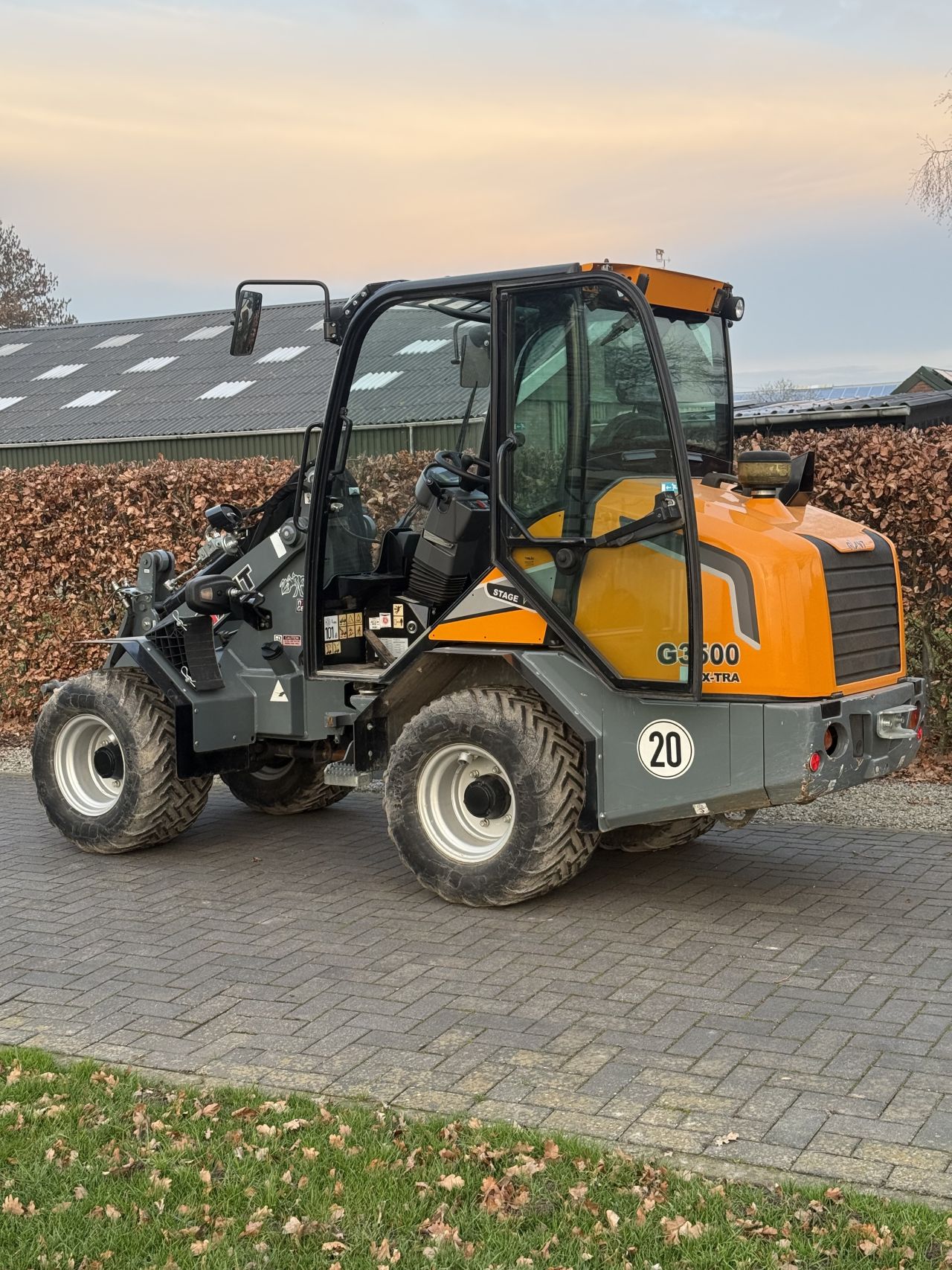 Giant g3500 extra met cabine ( 580 uur )