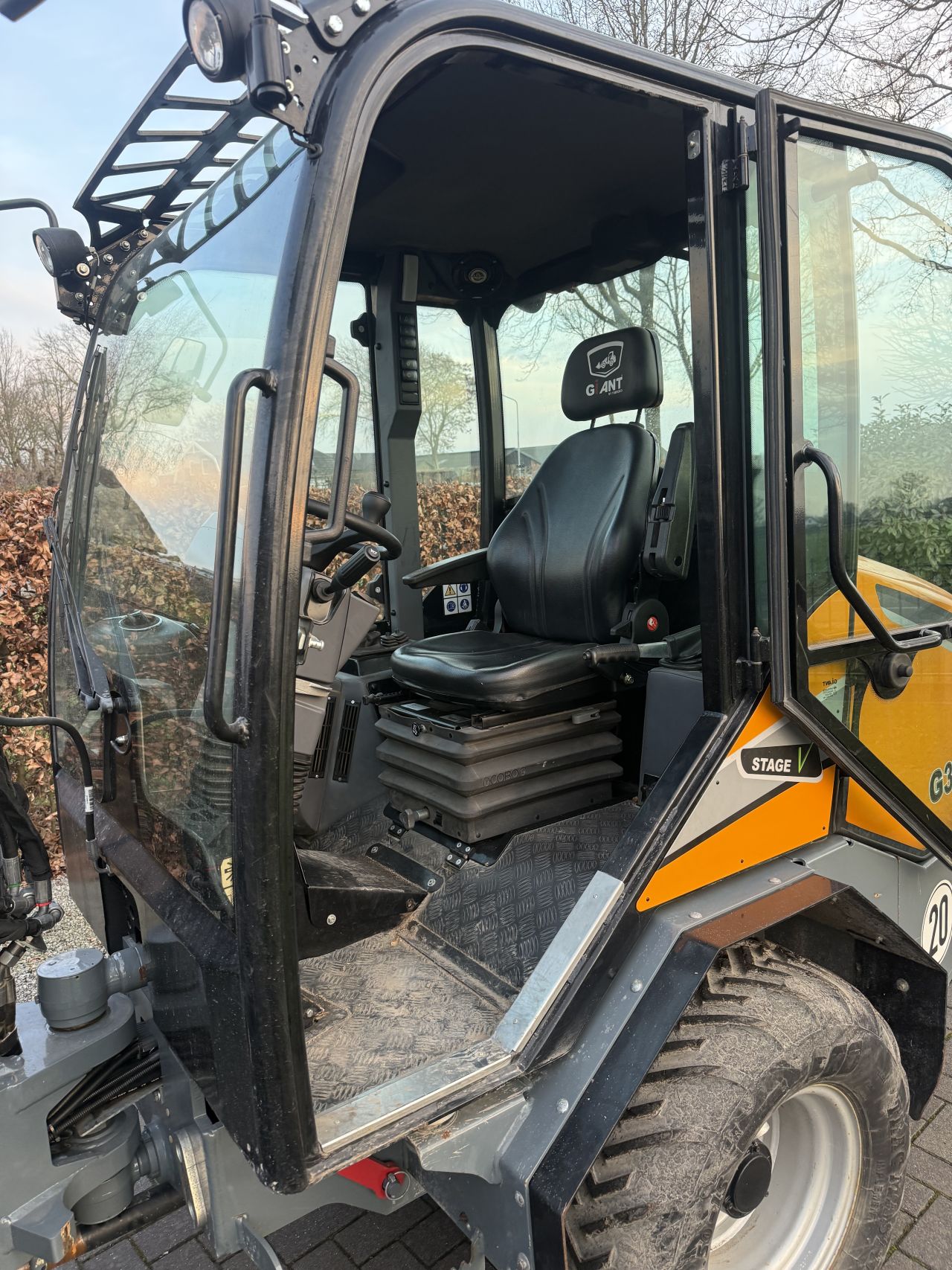 Giant g3500 extra met cabine ( 580 uur )