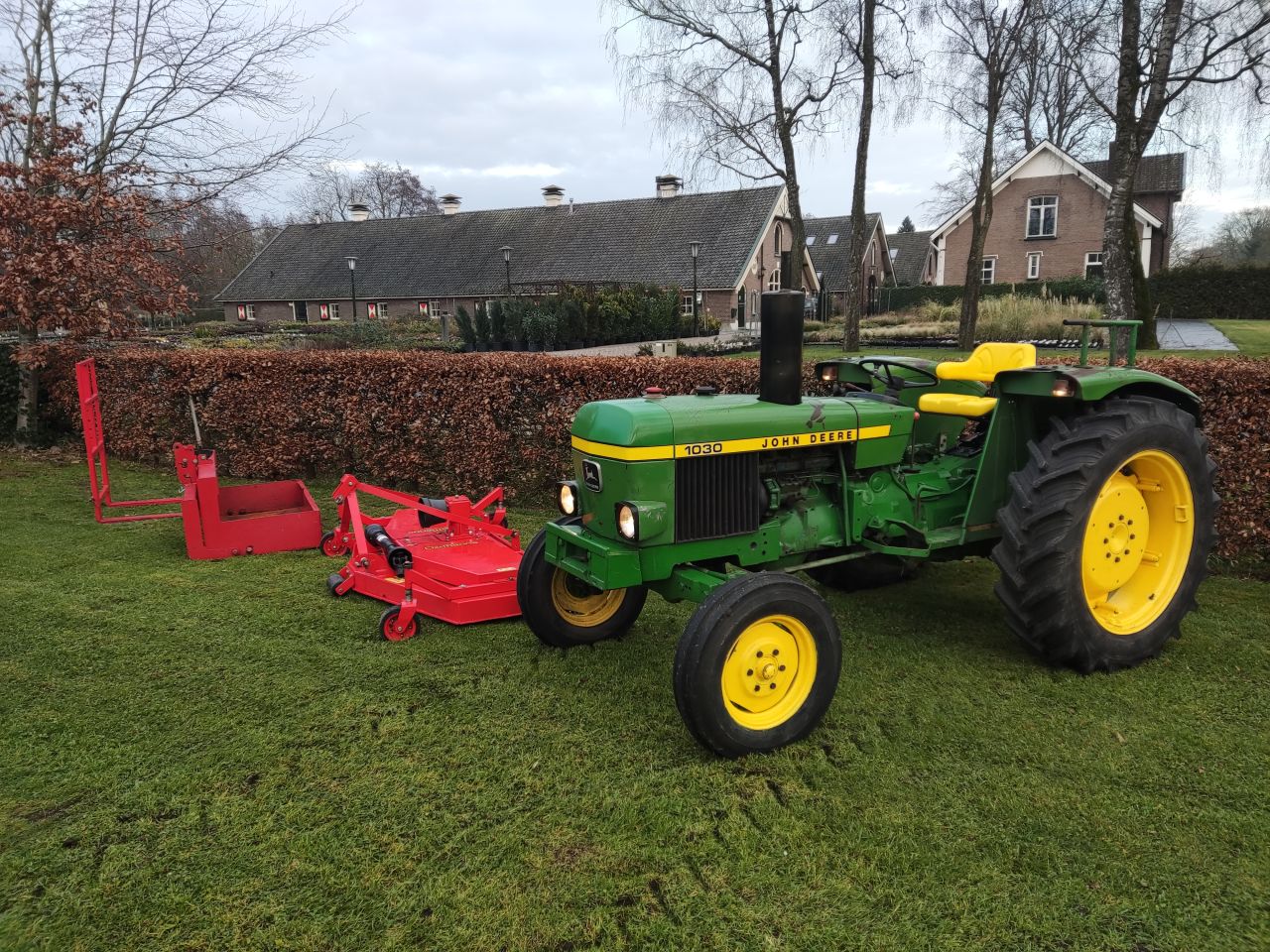 JOHN DEERE tractor (type 1030, 46 pk), inclusief toebehoren!