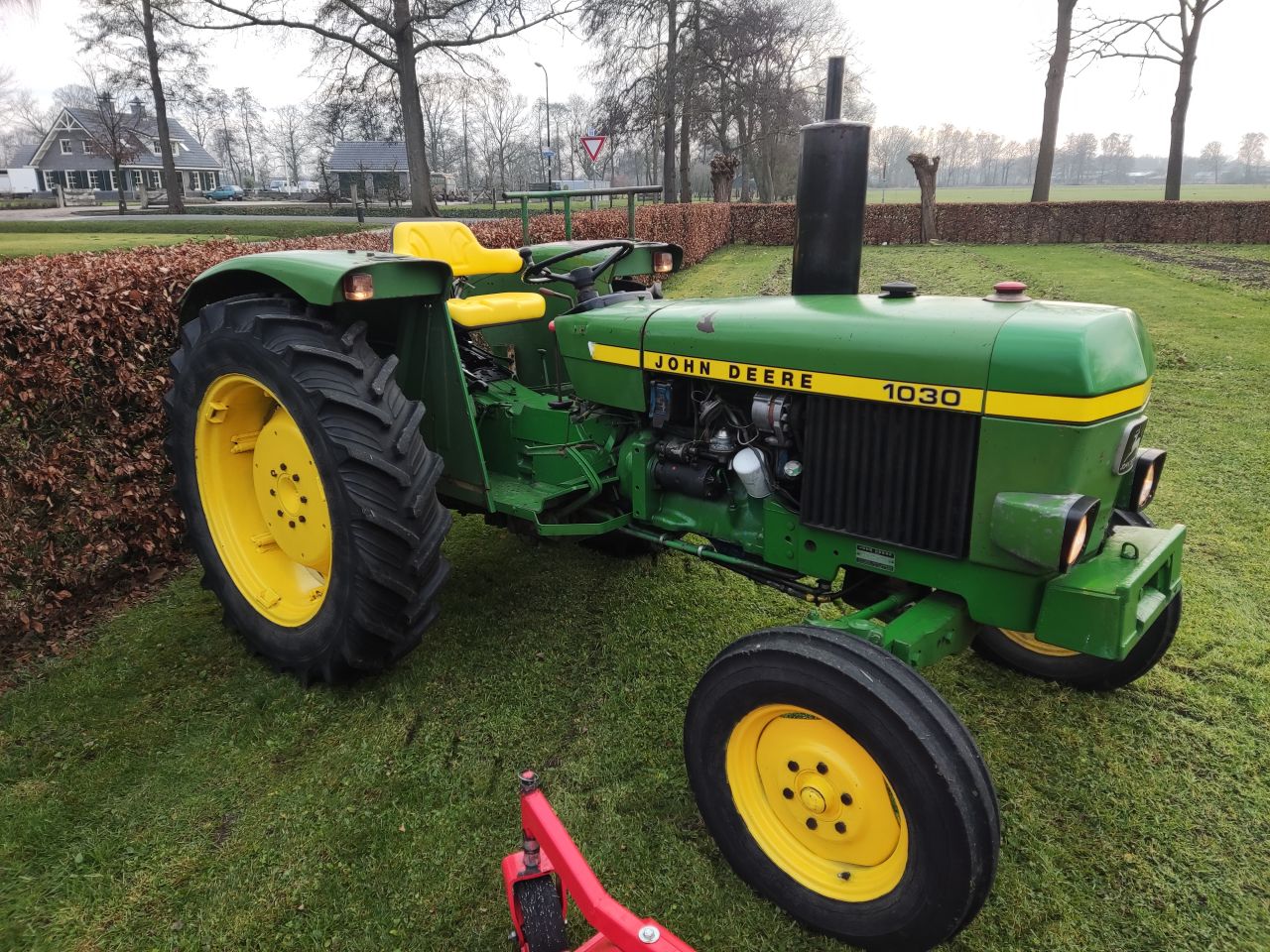 JOHN DEERE tractor (type 1030, 46 pk), inclusief toebehoren!