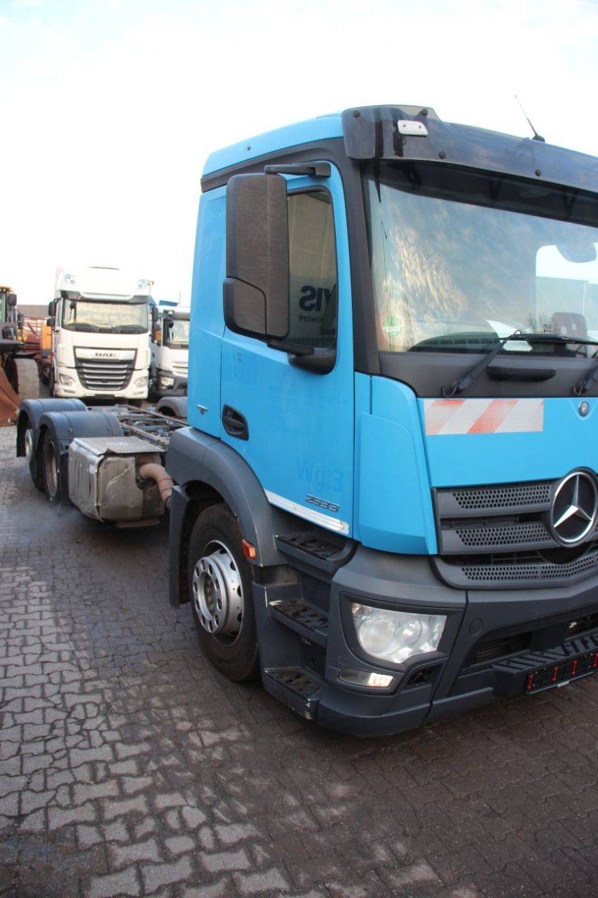 Containertransport vrachtwagen Mercedes-Benz Antos 2533 Diesel