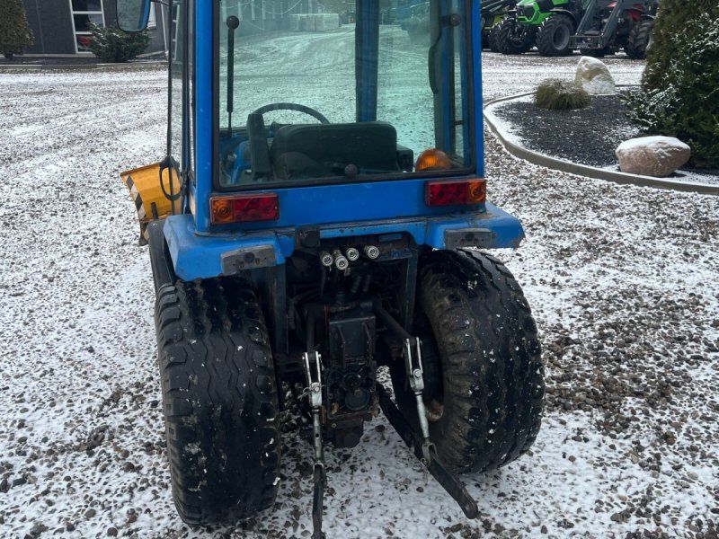 Iseki 330 Med frontlift, front PTO, sneplov og lukket kabine