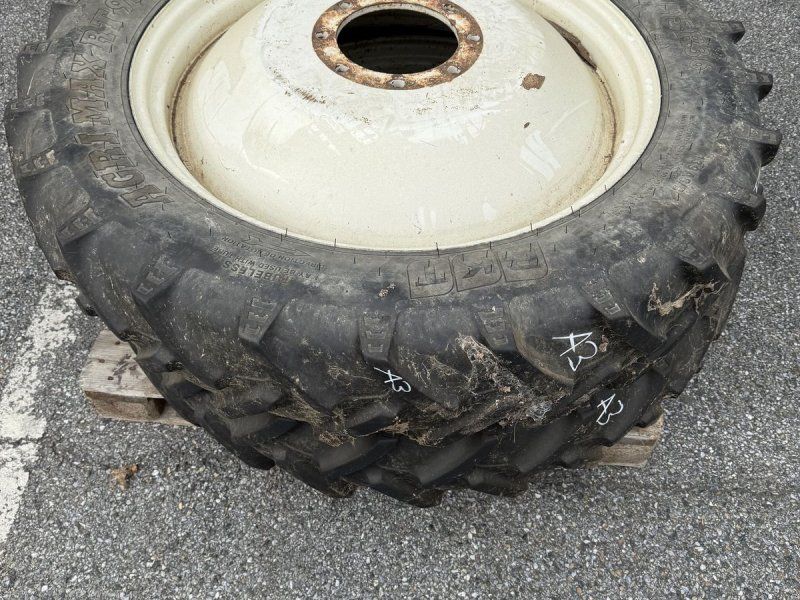 BKT 270/95R36  Agrimax RT955  8Loch