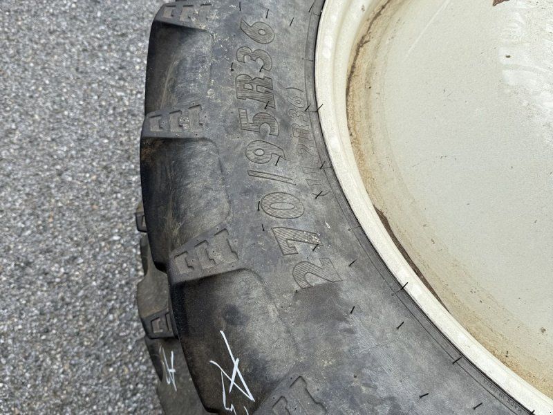 BKT 270/95R36  Agrimax RT955  8Loch