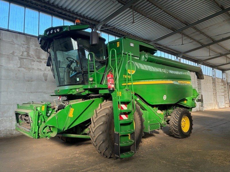 John Deere T670