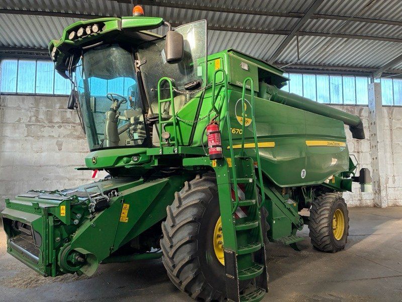 John Deere T670