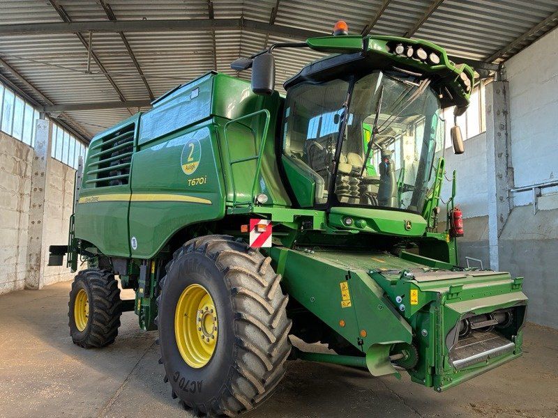 John Deere T670