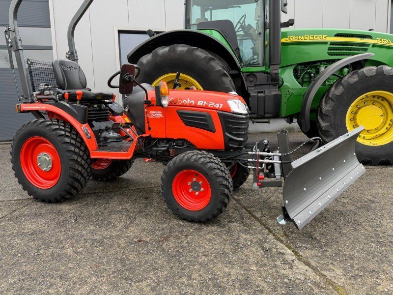 Kubota B1-241 mit Schneeschild