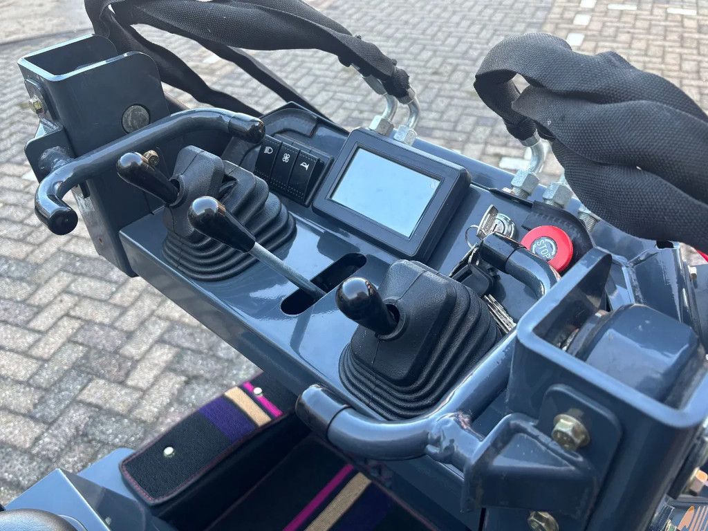 CMH miniloader mini loader skidsteer skidster shovel