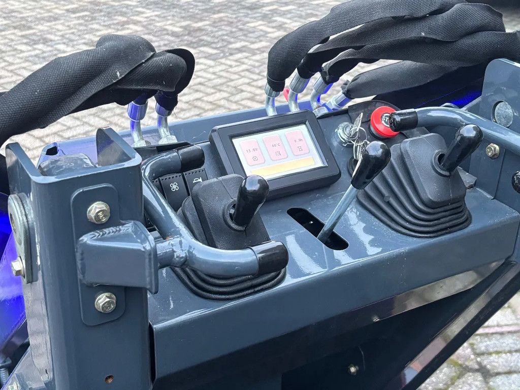 CMH miniloader mini loader skidsteer skidster shovel