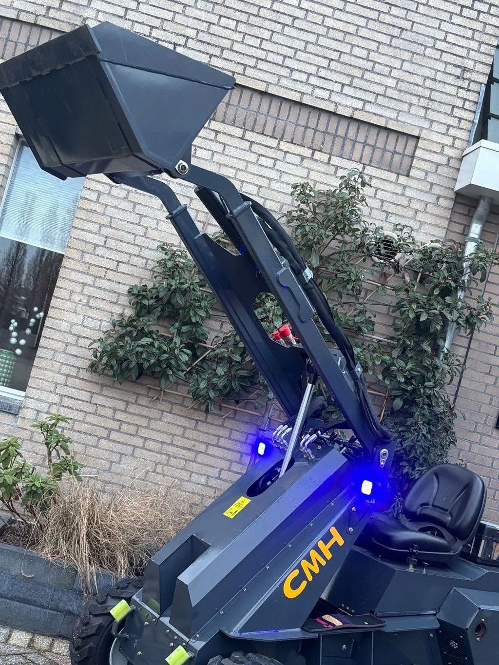 CMH miniloader mini loader skidsteer skidster shovel