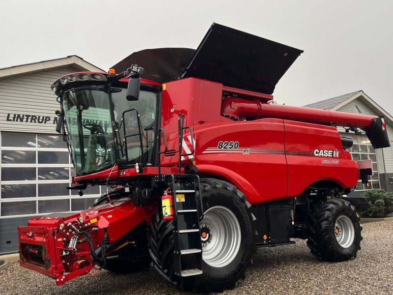 Case IH 8250 Axial-Flow med 4wd & 35fod Varicut skærebord. Dansk maskine